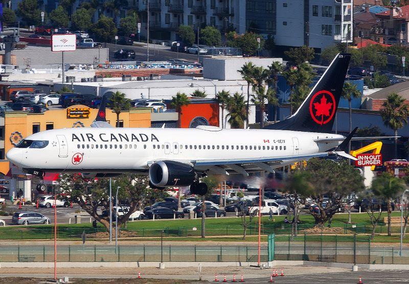 Air Canada 737-8