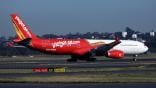 vietjet jet on runway